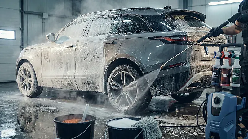 Förbered Bilen för Våren – Komplett Guide för Lack, Hjul, Dekontaminering och Interiör efter Vintern