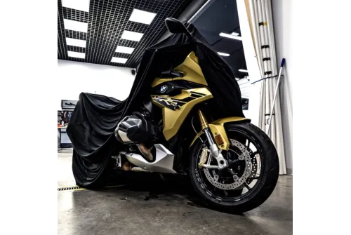 Svart elastiskt Poka Premium motorcykelöverdrag för inomhusförvaring med andningsbar tygtextur