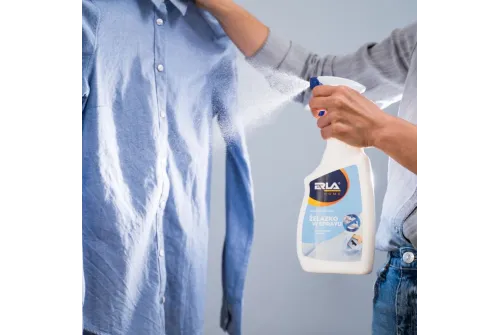 K2 Antiskrynkelspray 750ml sprayflaska för snabb utslätning av kläder utan strykjärn