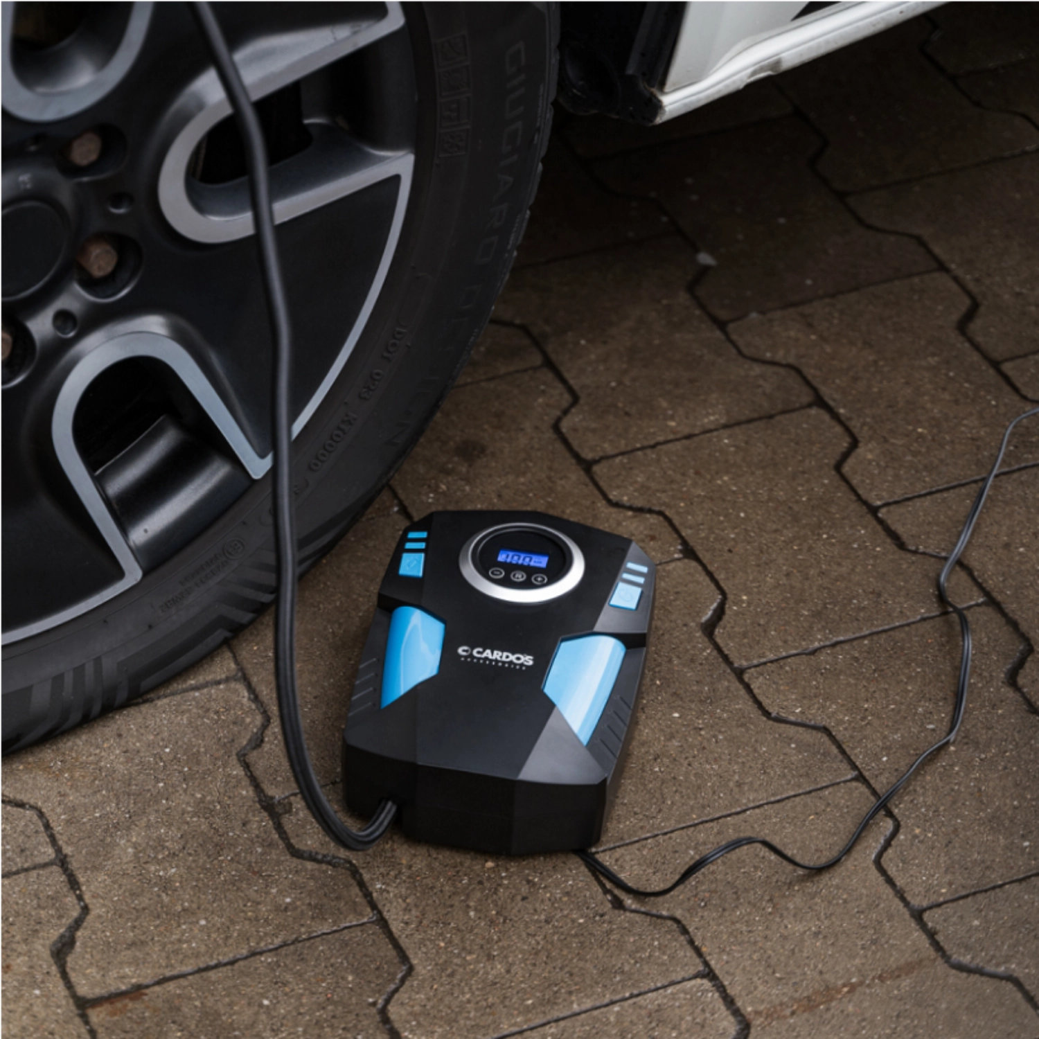 K2 Bärbar Luftkompressor 12V med LCD-display, auto-stopp och inbyggd LED-lampa för däckpumpning