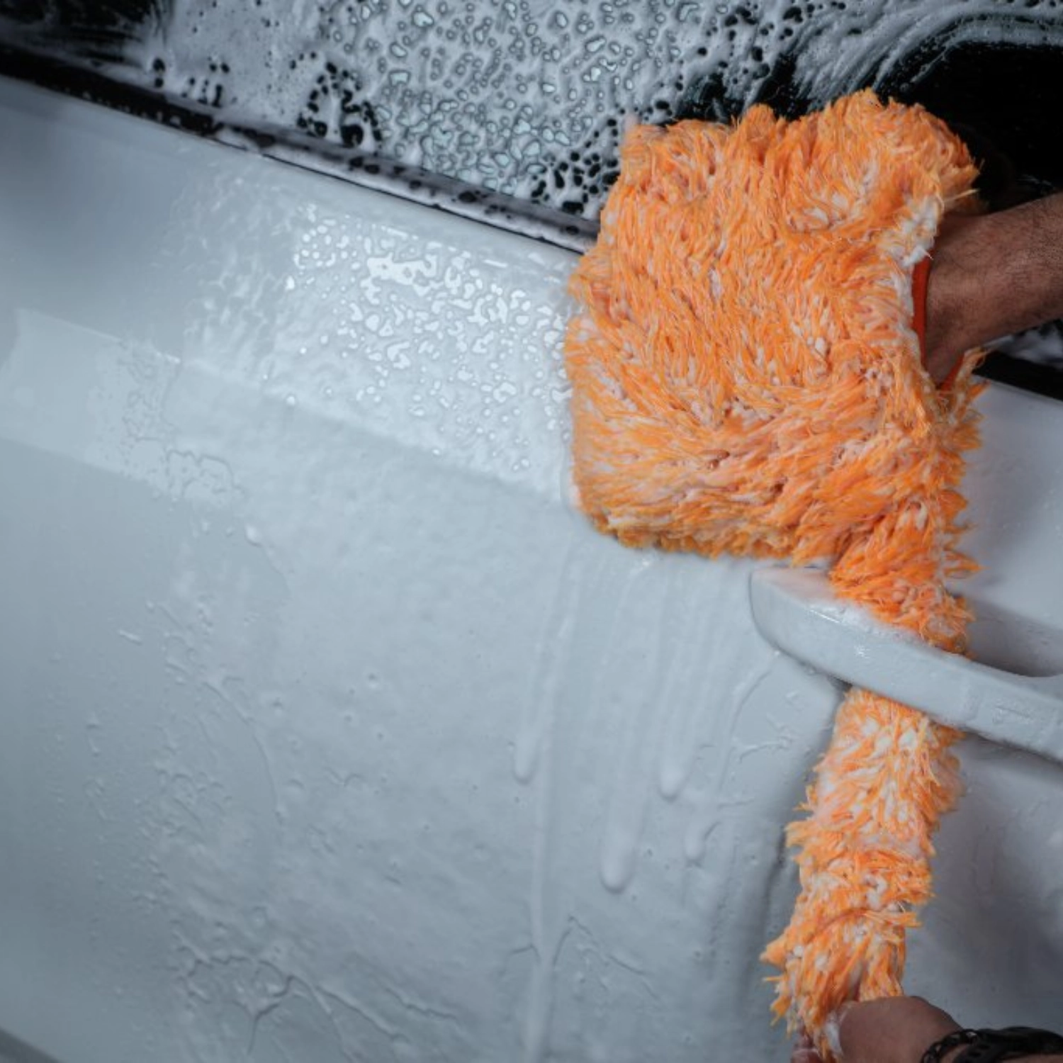 CARPRO ultra-soft microfibre double-sided wash mitt for gentle car washing and paint care