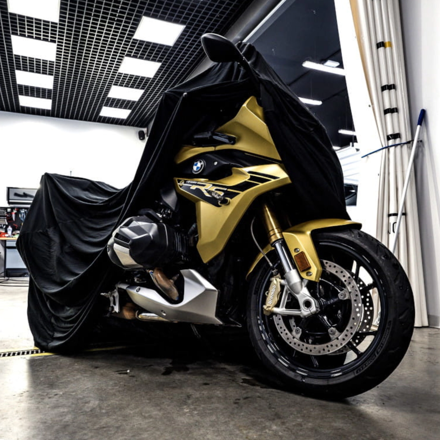 Svart elastiskt Poka Premium motorcykelöverdrag för inomhusförvaring med andningsbar tygtextur