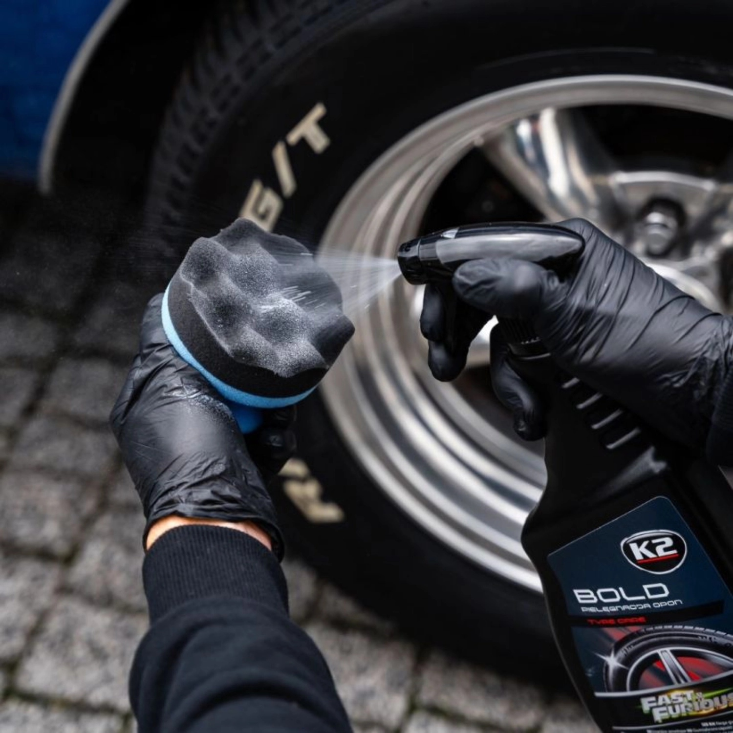K2 Fast & Furious Bold däckglans sprayflaska 750ml för djup svärta och UV-skydd på bildäck
